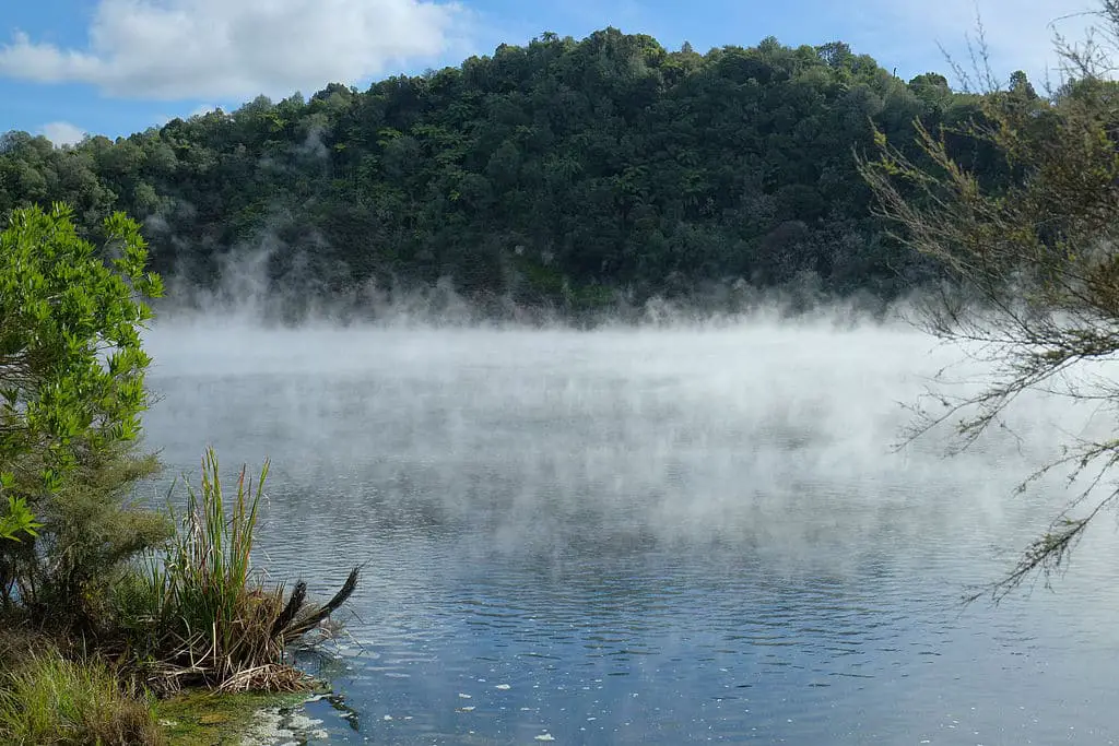 world's largest geothermal pool frying pan lake new zealand