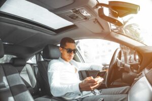 Pros y contras de enviar mensajes de texto y conducir